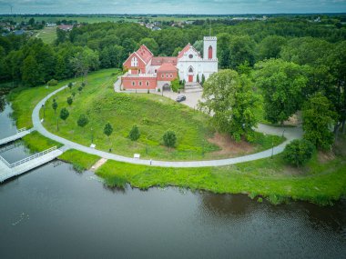 Polonya, Gostynin 'deki kale ve kilise.