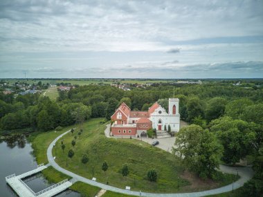 Polonya, Gostynin 'deki kale ve kilise.
