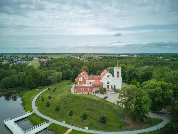 Polonya, Gostynin 'deki kale ve kilise.