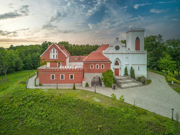 Polonya, Gostynin 'deki kale ve kilise.