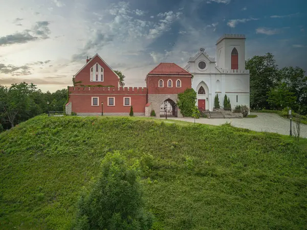 Polonya, Gostynin 'deki kale ve kilise.