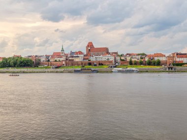 Toru 'daki Kale Harabeleri, Polonya' nın Vistula Nehri üzerindeki Eski Şehir manzaralı.