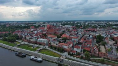 Toru 'daki Kale Harabeleri, Polonya' nın Vistula Nehri üzerindeki Eski Şehir manzaralı.