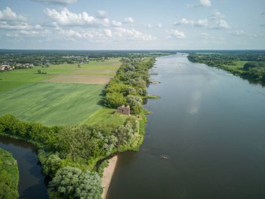 Vistula Nehri ve Polonya 'nın Zotoria köyündeki bir ortaçağ kalesinin kalıntıları..