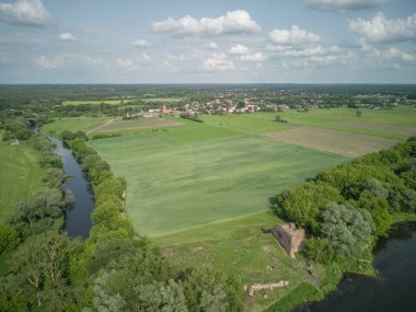 Vistula Nehri ve Polonya 'nın Zotoria köyündeki bir ortaçağ kalesinin kalıntıları..