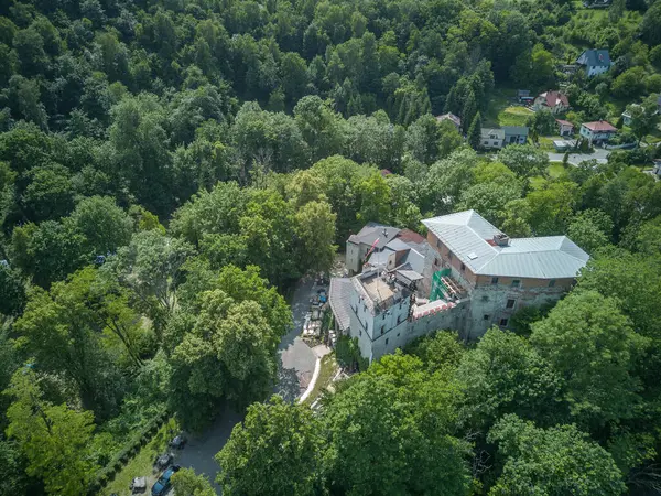 Polonya 'nın Korzkiew kentindeki kale ve kilise.