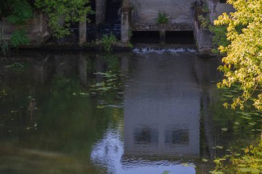 Orta Polonya 'da küçük bir Grabia nehri.