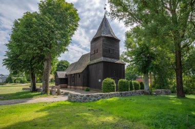 Polonya 'nın Szczodrowo köyünde ahşap bir kilise..