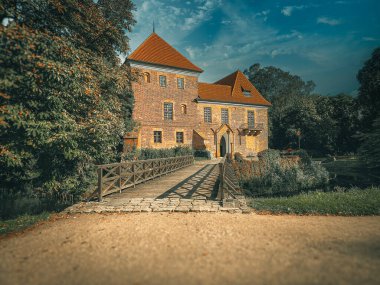 Polonya, Oporow 'da tuğladan bir Gotik şato..