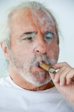 Küba purosu. Sigara içen yaşlı adam. emeklilik hayatı. Küba purosu içen İspanyol bir ihtiyar. İspanyol son sınıf öğrencisi Küba purosunun keyfini çıkarıyor. Yaşlı İspanyol bir adam Küba purosuna gülümsedi. Tatlı İspanyol..