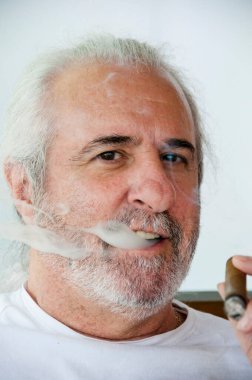 Küba purosu. İspanyol sigarası içen yaşlı adam. emeklilik hayatı. Küba purosu içen İspanyol bir ihtiyar. İspanyol son sınıf öğrencisi Küba purosunun keyfini çıkarıyor. Yaşlı İspanyol bir adam Küba purosuna gülümsedi. Keyfinize bakın..