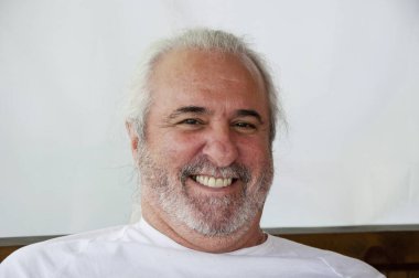 Gülen İspanyol büyükler. Saygıdeğer İspanyol kıdemli. Seçkin Kübalı beyefendi. Erkek portresi. Olgun gri saçlar ve sakal. İspanyol ihtiyarın portresi. Yaşlı İspanyol surat..