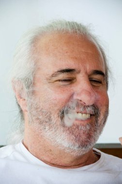 Mutlu son sınıf İspanyol suratı. Bilge İspanyol büyüğü. Saygıdeğer İspanyol kıdemli. Seçkin Kübalı beyefendi. Erkek portresi. Olgun gri saçlar ve sakal. İspanyol ihtiyarın portresi..