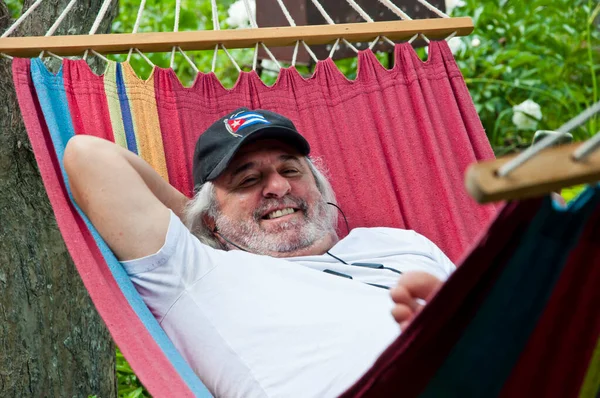 Tevreden Oude Man Vindt Troost Een Hangmat Zalige Ontspanning Voor — Stockfoto