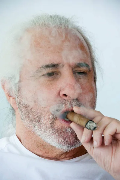 Styl Życia Emerytalnego Latynoski Starzec Palący Kubańskie Cygaro Latynoski Starszy — Zdjęcie stockowe