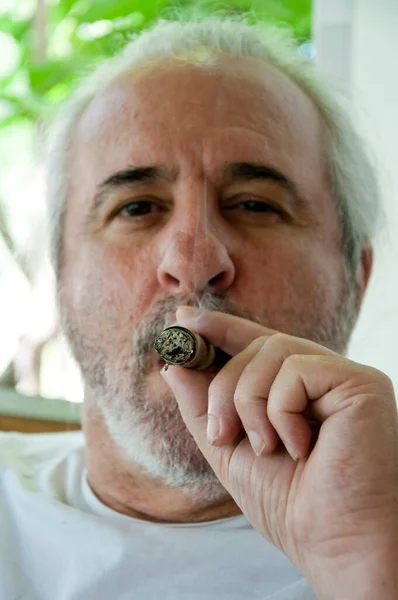 Pensioen Levensstijl Zijn Paniekerige Oude Man Rookt Cubaans Spaanse Senior — Stockfoto