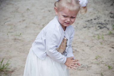 Çocuklar Günü 'nde. Mutlu çocukluk. Dışarıdaki küçük kız çocuğu. Küçük çocuk. Küçük kızın doğum günü var. üzgün çocuk.