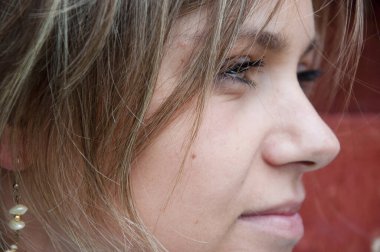 Yazın açık havada kucaklaşan kadın. Kısa saçlı, tasasız bir kadın. Yaz tarzında bir kadın. Tarz sahibi beyaz bir kız. Genç yetişkin bir kız. Yüz derisi..