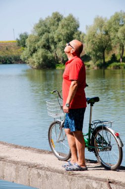 Hafta sonu seyahati ve macera. İnsanlarla eğlence ve eğlence. Yazın bisikletli bir adam. Dışarıda bisikleti olan bir bisikletçi. Yaz etkinliği eğlencesi ve aktif yaşam tarzı. mükemmel tatil.