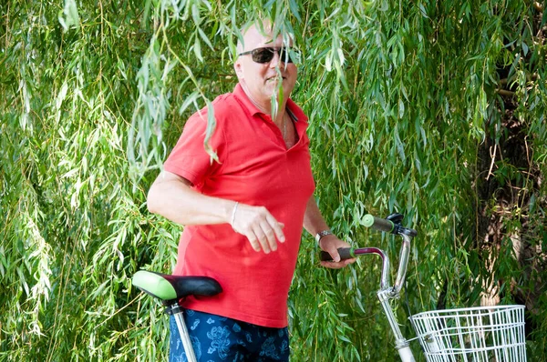 Людина Велосипедом Влітку Велосипедист Спортивним Велосипедом Відкритому Повітрі Літня Активність — стокове фото