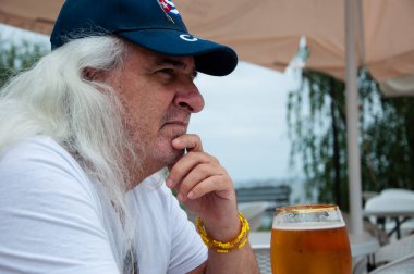 Biralı İspanyol adam. Bira içen Kübalı yaşlı adam. Son sınıf öğrencisi dışarıdaki camdan bira içer. Barda iyi eğlenceler. Alman birası. Yazlık bar. Buz gibi bira..