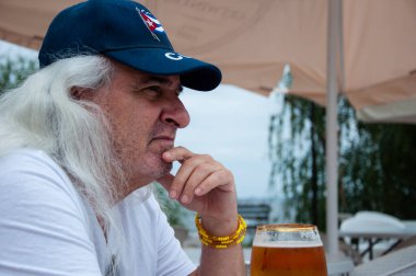 Biralı İspanyol adam. Bira içen Kübalı yaşlı adam. Son sınıf öğrencisi dışarıdaki camdan bira içer. Barda iyi eğlenceler. Alman birası. Yazlık bar. Bira meraklısı..