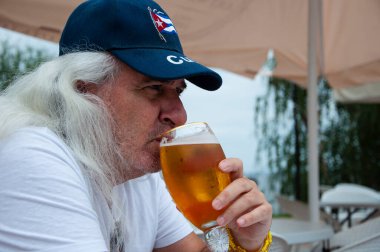 Biralı İspanyol adam. Bira içen Kübalı yaşlı adam. Son sınıf öğrencisi dışarıdaki camdan içer. Barda iyi eğlenceler. Alman birası. Yazlık bar. Bira içen..