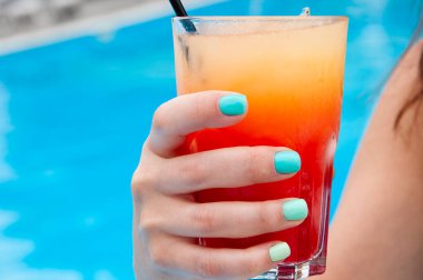 Bilardoda ferahlatıcı alkollü içecek. Karışım ve barmen. Yaz yaşam tarzı. Yaz plajı kokteyli. Yaz tatili içkisi. Barda kokteyl iç..