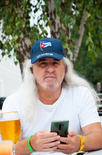 带啤酒的惊慌失措的人库班老人喝啤酒 老年人在户外用玻璃杯喝啤酒 享受在酒吧里 喝啤酒 夏天的酒吧Cuba男性 — 图库照片