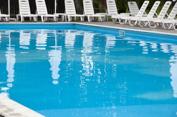 Sommerurlaub Strand Sommerlicher Lebensstil Outdoor Resort Pool Pool Mit Liegestühlen — Stockfoto