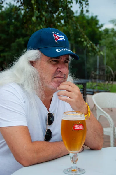 带啤酒的惊慌失措的人库班老人喝啤酒 老年人在户外用玻璃杯喝啤酒 享受在酒吧里 喝啤酒 暑期酒吧 — 图库照片