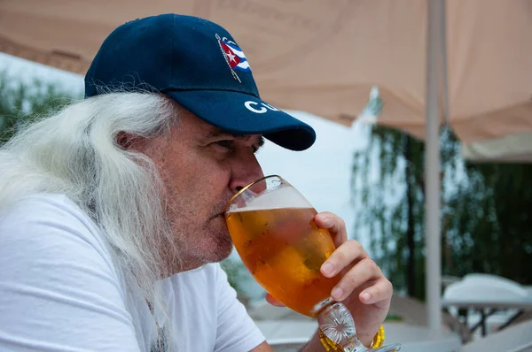 Hombre Hispano Con Cerveza Viejo Cubano Bebiendo Cerveza Hombre Mayor —  Fotos de Stock