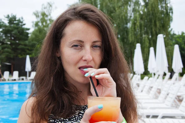 Kvinna Dricker Sommar Strand Cocktail Vid Poolen Sommarsemester Dryck Flicka — Stockfoto