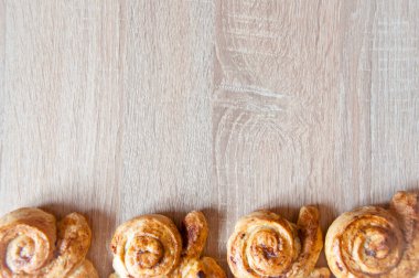 Yemek aperatifi. Taze fırın ve tatlı atıştırmalığı. Paskalya Fransız kruvasanı. Ev yapımı tereyağlı fırın. Lezzetli Paskalya pastanesi. Paskalya pastası, boşluğu kopyala.