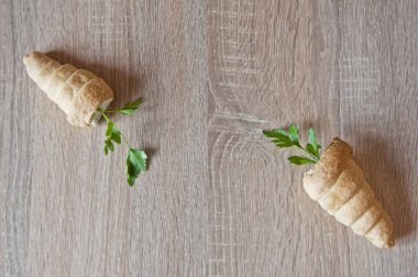 Yemek aperatifi. İki taze fırın ve tatlı atıştırmalığı. Paskalya Fransız kruvasanı. ev yapımı tereyağlı fırın.