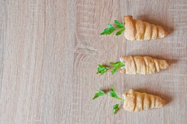 Yemek aperatifi. Üç taze fırın ve tatlı atıştırmalığı. Paskalya Fransız kruvasanı. ev yapımı tereyağlı fırın.