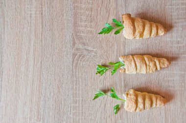 Yemek aperatifi. Üç taze fırın ve tatlı atıştırmalığı. Paskalya Fransız kruvasanı. Ev yapımı tereyağlı fırın. Boşluğu kopyala.