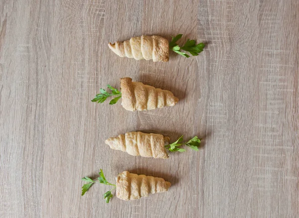 Yemek aperatifi. Taze fırın ve tatlı atıştırmalığı. Paskalya Fransız kruvasanı. Ev yapımı tereyağlı fırın. Puf böreği.
