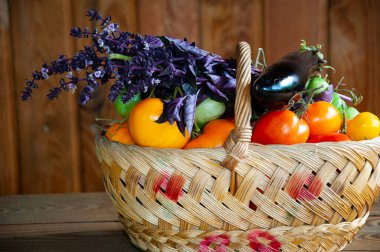 organik gıda. sebze hasadı. Mevsimlik eko çiftçiliği ve hasat. Yaz ya da sonbahar çiftliği mahsulü. sebze hasadı. taze ve organik sağlıklı sebzeler. Bahçıvanlık tarım ekimi.