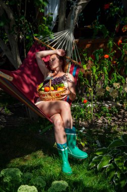 Hamakta sebze hasadı olan kadın çiftçi. organik gıda ve eko çiftçilik. Dışarıdaki manav kadın. Hasat işçisi ya da bahçıvan. Yaz hasadı. Sonbahar sebze hasadı. tarım mahsulü.