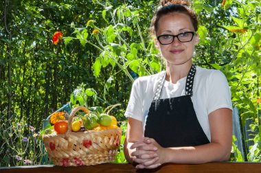 Sebze hasadı olan kadın çiftçi. organik gıda ve eko çiftçilik. Dışarıdaki manav kadın. Hasat işçisi ya da bahçıvan. Yaz hasadı. Sonbahar sebze hasadı. tarım mahsulü. Sonbahar hasadı.
