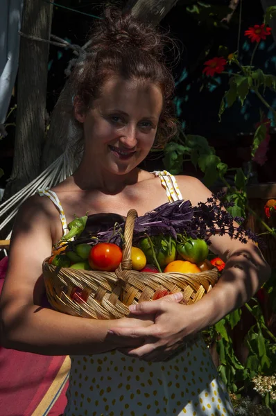 Sebze hasadı olan kadın çiftçi. organik gıda ve eko çiftçilik. Dışarıdaki manav kadın. Hasat işçisi ya da bahçıvan. Yaz hasadı. Sonbahar sebze hasadı. tarım mahsulü. Kadın bahçıvan.