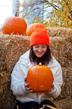 Sonbaharda elinde balkabağı olan kadın. Şeker mi şaka mı? Cadılar bayramı kızı. Samanlıkta bir kadın. Sonbahar tarzı. Cadılar bayramın kutlu olsun. Sonbaharda samanlıkta bir kadın. Cadılar Bayramı Balkabağı.