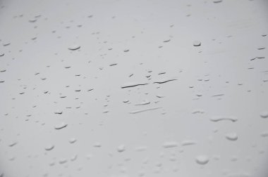 Yağmur damlası arka planı. Sonbahar havasında yağmur damlası. Camın üzerinde yağmurlu su yüzeyi. ıslak yağmur damlası arka planı. Penceredeki damlacık ya da yoğunlaşma. yağmur damlası ve yağmur damlası.