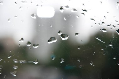 Yağmur damlası arka planı. Sonbahar havasında yağmur damlası. Camın üzerinde yağmurlu su yüzeyi. ıslak yağmur damlası arka planı. Penceredeki damlacık ya da yoğunlaşma. Çiy damlası.