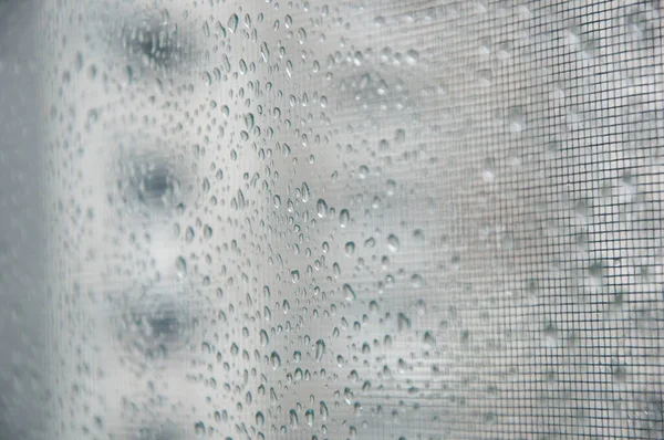 雨の降った背景 秋の天気で雨が降りました ガラスの雨水表面 湿った雨の降る背景 ウィンドウや凝縮に落下する レインドロップ — ストック写真