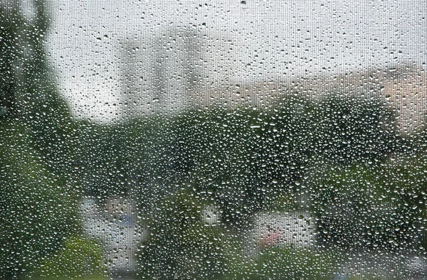 雨の降った背景 秋の天気で雨が降りました ガラスの雨水表面 湿った雨の降る背景 ウィンドウや凝縮に落下する ウォータードロップア — ストック写真