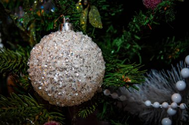 Noel ağacı arka planı. Yeni Yıl Afişi Kompozisyonu. Noel Ağacındaki Toplar. Yeni yıl kavramı. Şenlikli Noel Dekorasyonu. Noel 'in içinde. Sihirli Parlayan Ağaç. Şömine ve Hediyeler.