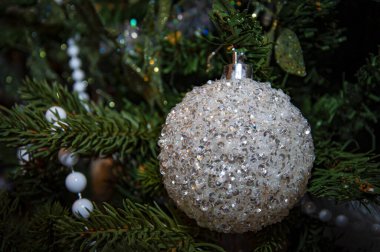 Noel ağacı arka planı. Yeni Yıl Afişi Kompozisyonu. Noel Ağacındaki Toplar. Yeni yıl kavramı. Şenlikli Noel Dekorasyonu. Noel 'in içinde. Sihirli Parlayan Ağaç. Şömine ve Hediyeler.