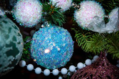 Noel ağacı arka planı. Yeni Yıl Afişi Kompozisyonu. Noel Ağacındaki Toplar. Yeni yıl kavramı. Şenlikli Noel Dekorasyonu. Noel 'in içinde. Sihirli Parlayan Ağaç. Şömine ve Hediyeler.